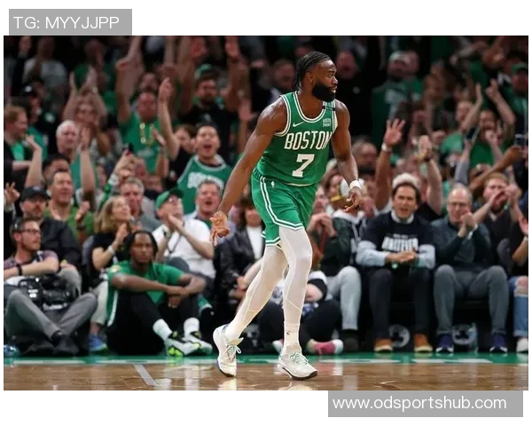 布朗怒斥裁判组失误致球队失利赛后发声引发热议