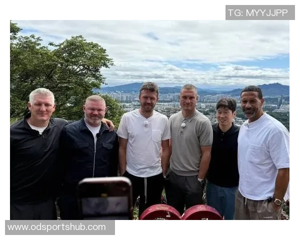 老友重聚费迪南德与范佩西维迪奇共享美好时光合影温馨回忆